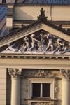 Měděné akrotériony na střeše Státní opery
