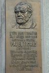 Pamětní deska věnovaná Pavlu Tigridovi (autor - M. Vitanovský) - bronz, 45 x 96 cm