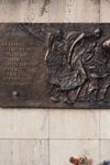 Pamětní deska věnovaná památce českých Židů vyvražděných v letech 1941 - 1945 (autor - H. Hošková) - bronz, 250 x 100 cm