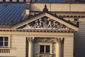 Měděné akrotériony na střeše Státní opery